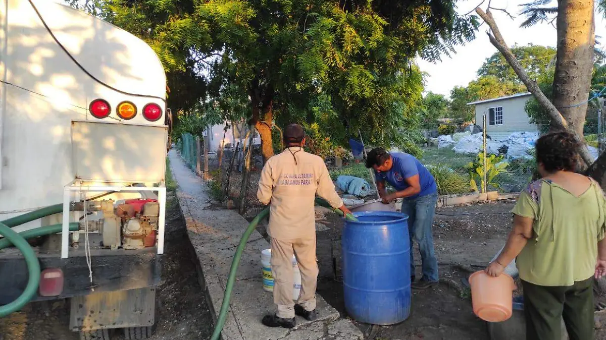 Comapa Altamira lleva agua residentes de un ejido tras fuga 